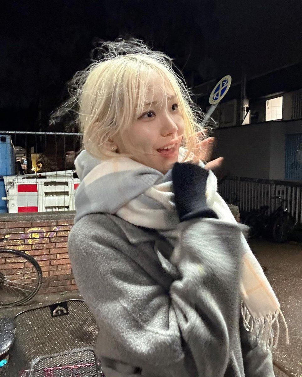 huiyeonsource's tweet photo. 240112 | Huiyeon Instagram update 

“An attached scarf that became my umbrella in Germany🫶 In Frankfurt”

#휘연 #HUIYEON 

- https://t.co/WgC2IVWBqZ