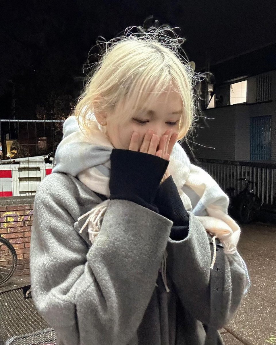 huiyeonsource's tweet photo. 240112 | Huiyeon Instagram update 

“An attached scarf that became my umbrella in Germany🫶 In Frankfurt”

#휘연 #HUIYEON 

- https://t.co/WgC2IVWBqZ