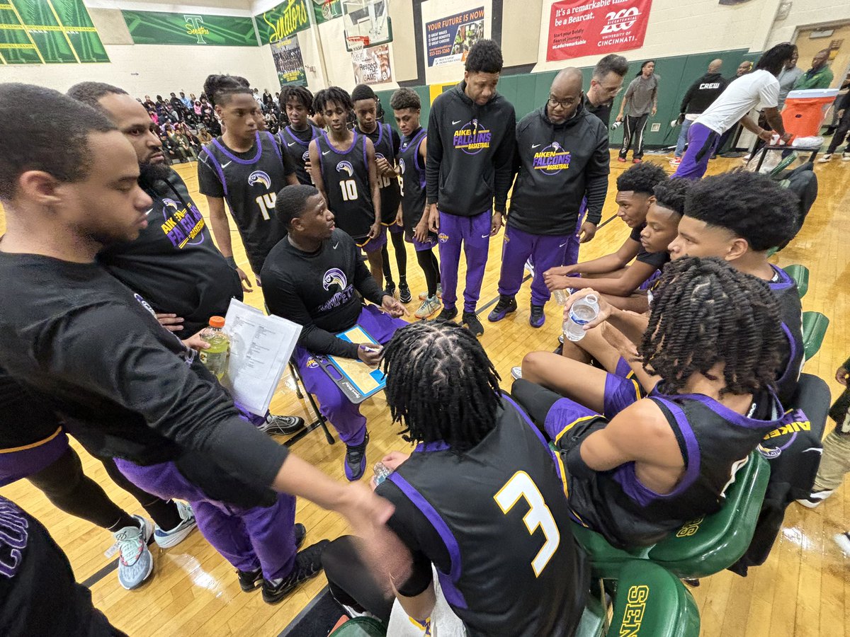 🟣🟡 Final Score 🟡🟣

The Falcons go on the road and Beat Taft by a final score of 79-73! The Falcons were led by the following players tonight:

J. Arnold - 24pts
J. Burnett - 23pts 
T. Smith - 17pts 

#Swoop #StayHungry 

🟣🟡🏀🔥