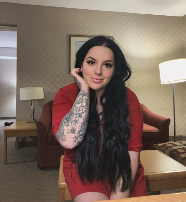 J'ai l'air sage ? Vien voir si je le suis vraiment sur insta 🤭 _mel.vip https://t.co/s9YCJBtR32