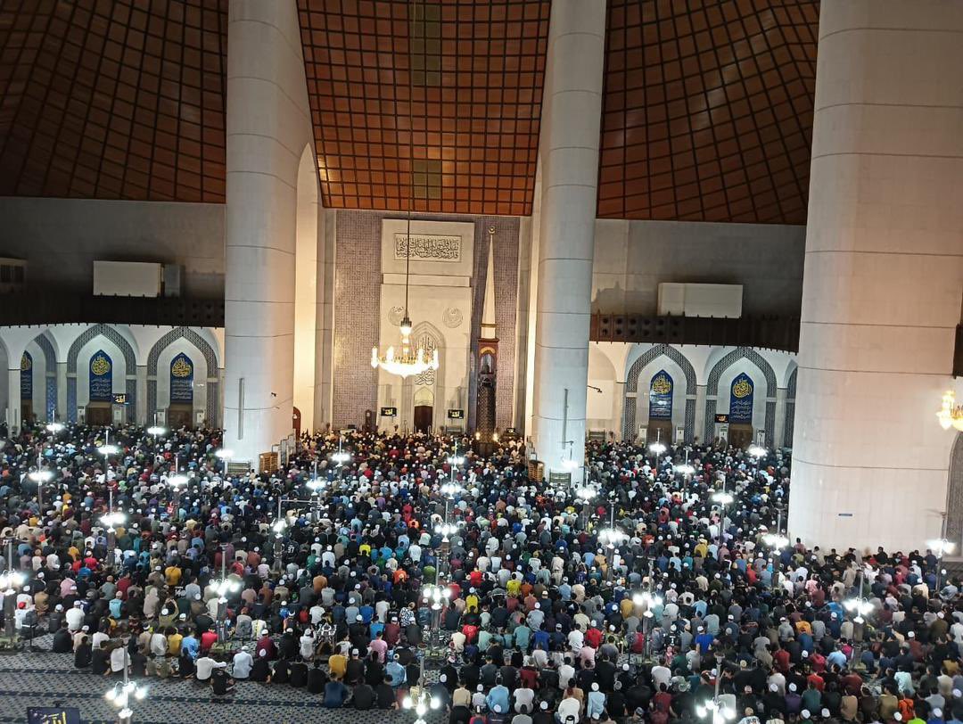 saniboey's tweet photo. Hampir 7,000 jemaah hadir untuk solat subuh di Masjid Sultan Salahuddin Aziz Shah (Masjid Biru) Shah Alam pagi ini dengan #gengsubuhmacamjumaat bersama Alif Satar. Pernah kalian lihat 7,000 orang solat Subuh? Masya-Allah https://t.co/EzRbEQgF5H