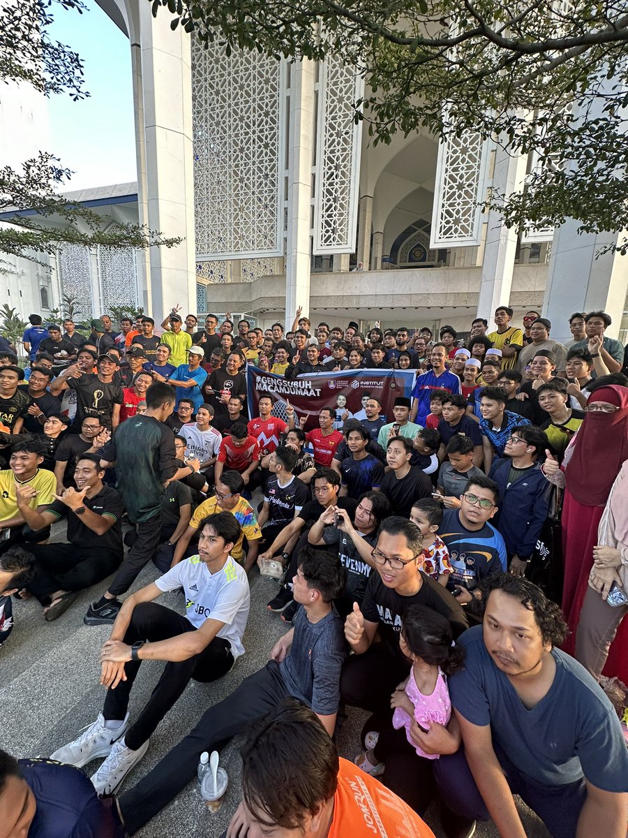 saniboey's tweet photo. Hampir 7,000 jemaah hadir untuk solat subuh di Masjid Sultan Salahuddin Aziz Shah (Masjid Biru) Shah Alam pagi ini dengan #gengsubuhmacamjumaat bersama Alif Satar. Pernah kalian lihat 7,000 orang solat Subuh? Masya-Allah https://t.co/EzRbEQgF5H