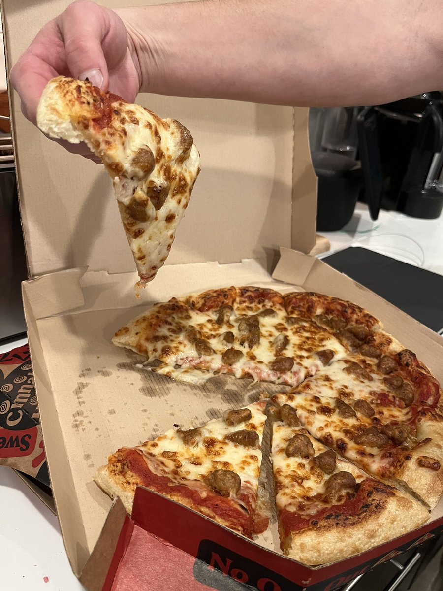 mbcarval's tweet photo. @pizzahut @pizzahutdeliver #pizzahut yum, a pizza so doughy it did not even make it out of the box. Went with deal lovers and the family had to eat PB&amp;Js due to the quality of this pizza. 🍕 Kirkland, WA @yumbrands #aaronpowell #reversedelivery https://t.co/1IMGDH701C