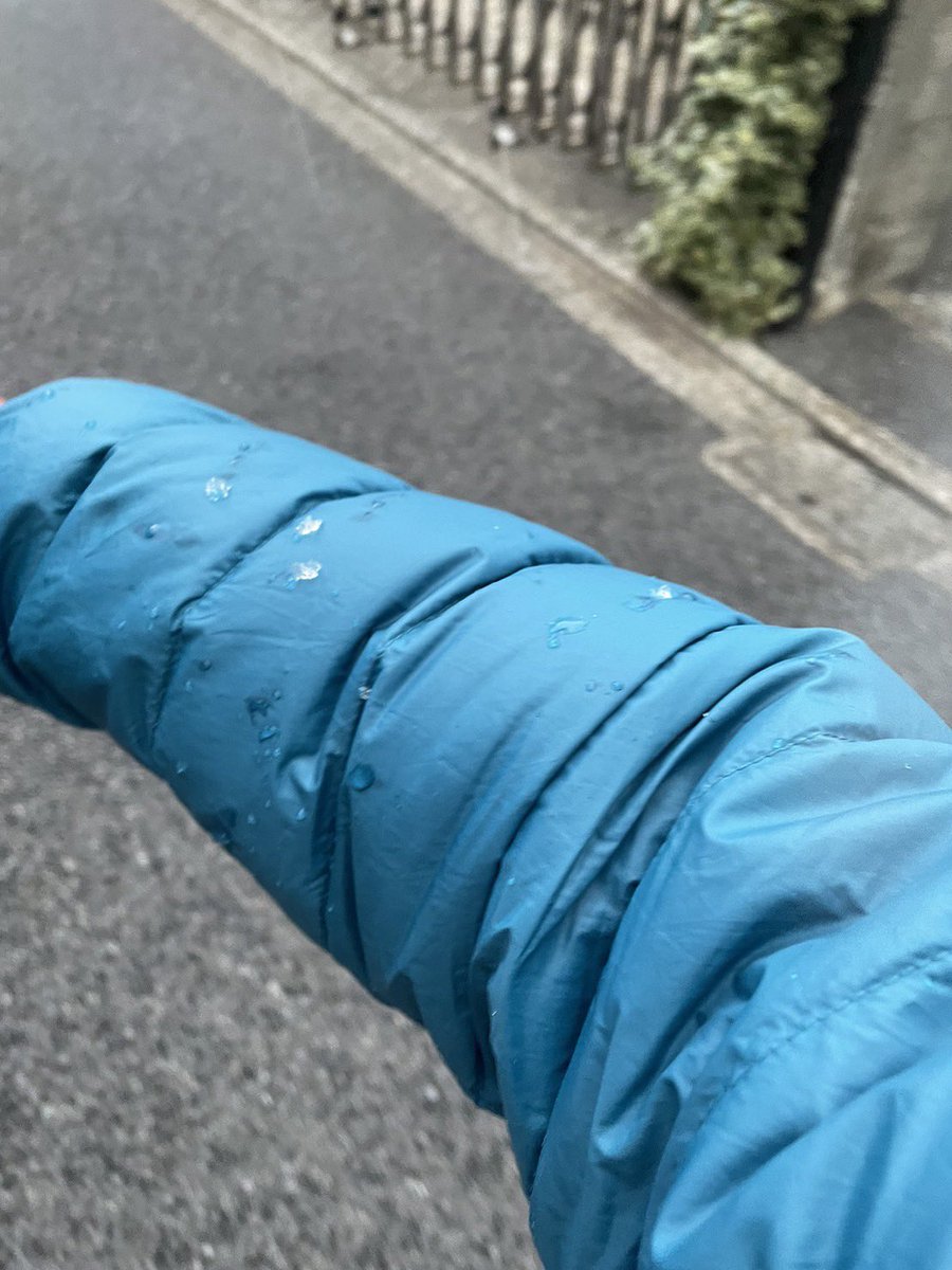 น้องเดินอยู่ข้างนอกบอกเจ้ ~~~ 
ลูกเห็บตกแล้วววว 

📍คนโตเกียวมันก็จะตื่นเต้นกับ ลูกเห็บกับหิมะแหละ ปีนึงหิมะตกวันสองวันงี้ 🙄