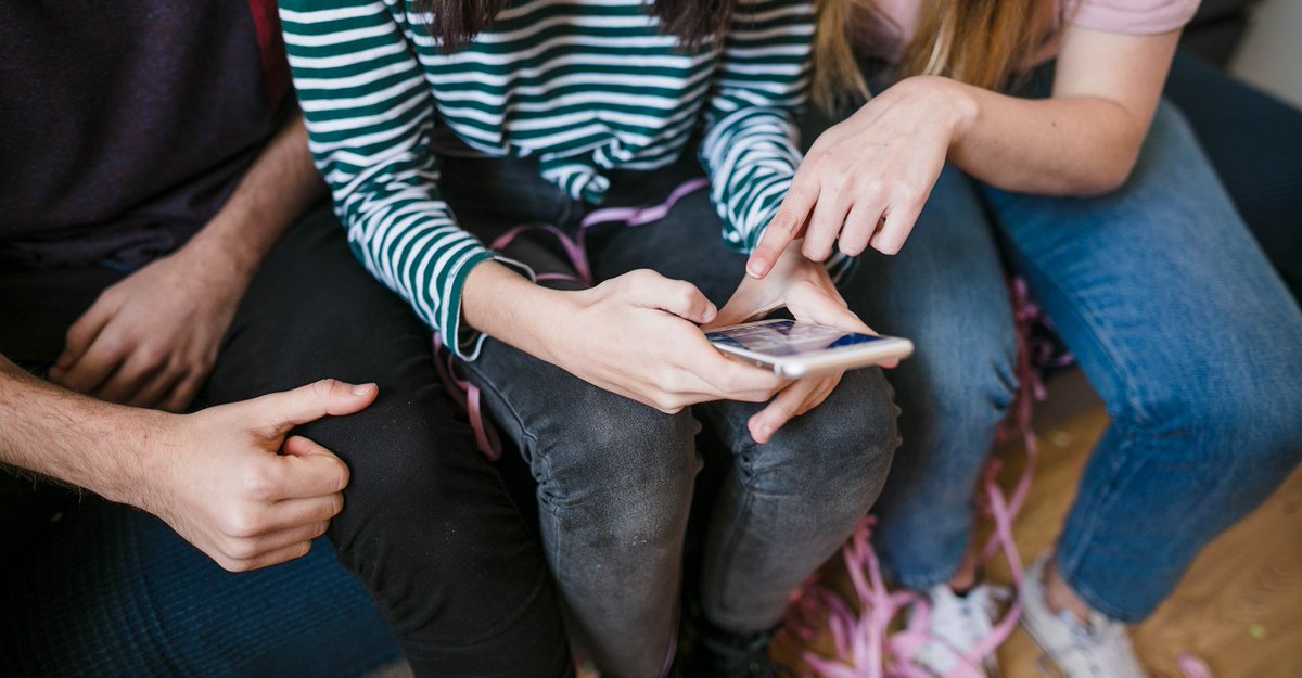 e_niort's tweet photo. #Niort. "Tout le monde y joue au lycée" : du haut de ses 16 ans, Léane, élève de 1ère au lycée Jean Macé, ne cache pas que ce jeu est "super addictif".
→ https://t.co/j2WsglAkvS https://t.co/JcYcvespFe