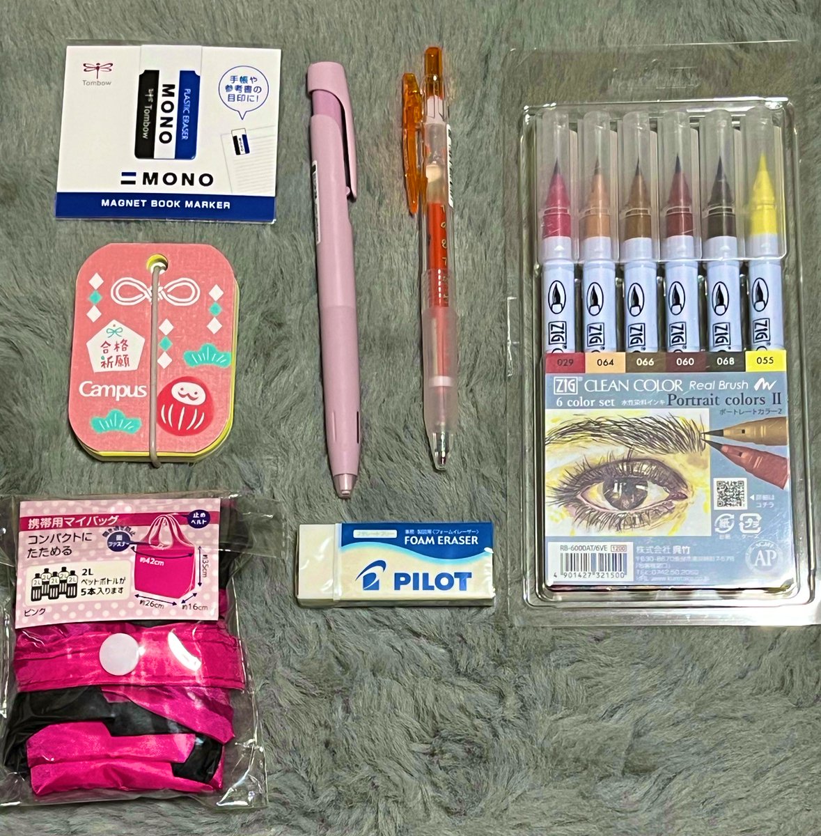 売れ残りっぽいけど
メッセージカードとか
便箋も可愛いし
文房具も変なの入ってなくて
ボールペンとか普通に
使いやすそう。 