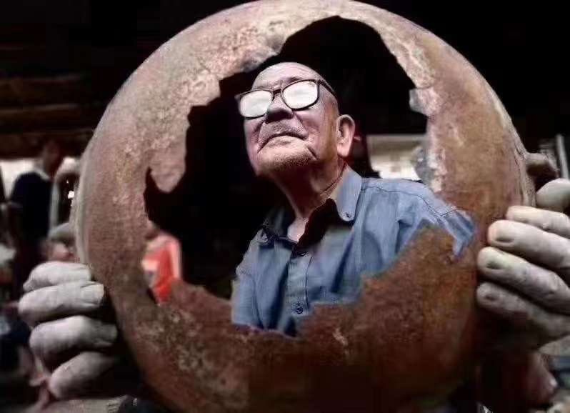 清华老学长、退休教授林海撰写的春联绝妙[强][强][强]： 
上联：去毛病普天同庆 
下联：除恶习大地回春 
横批：国泰⺠安