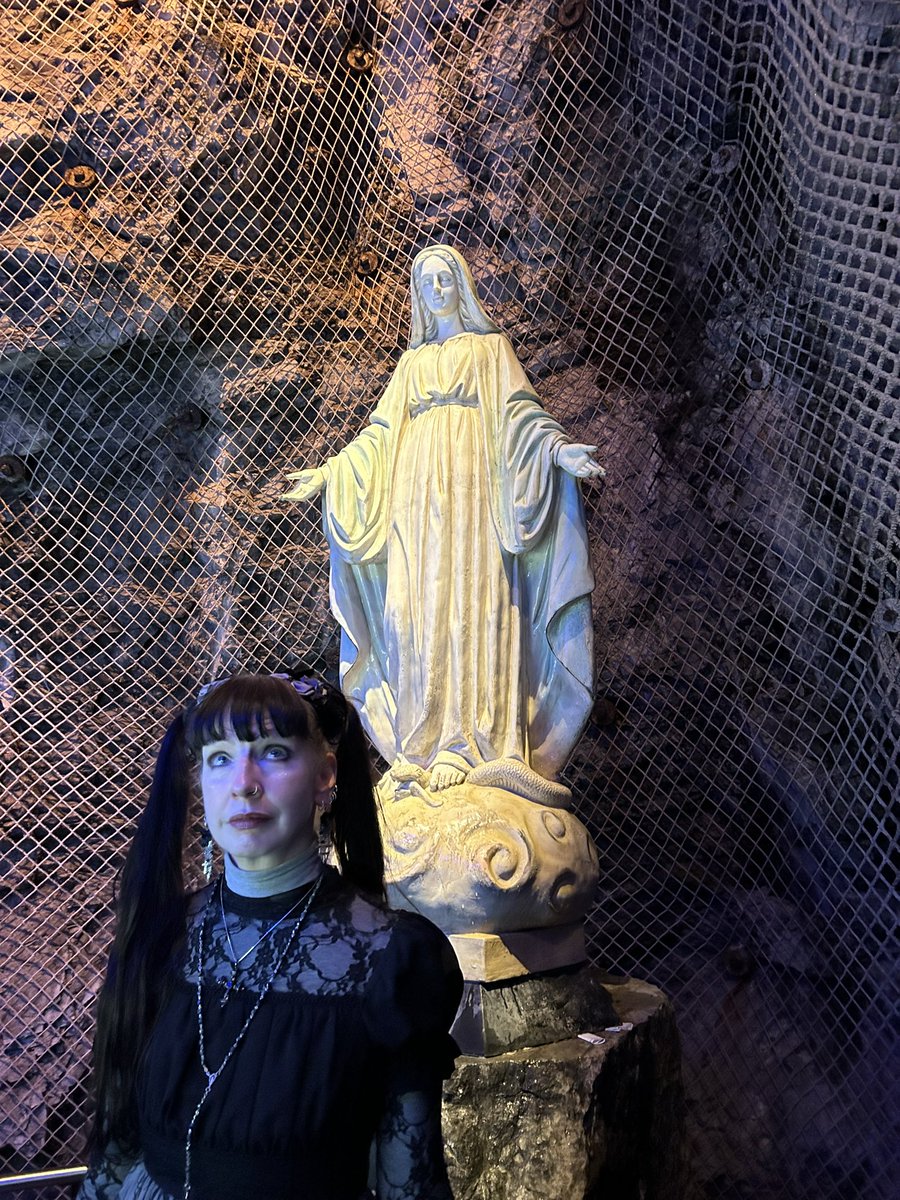 rockawaysiren's tweet photo. St.Joseph’s Oratory, Montreal. #egl #goth #ガスロリ https://t.co/AZcqYz0uFy