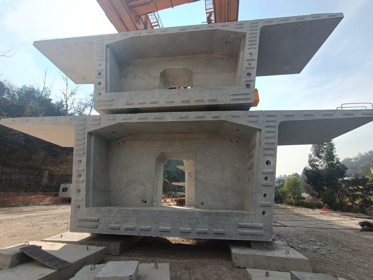 jchristiaan's tweet photo. #ViernesdePuentes Lanzadora de dovelas prefabricadas "Lucía". Tramo 5 de la obra del Tren México-Toluca #TIMT. Launching Gantry LG1 by DEAL (#Rizzani) https://t.co/p2ZdmSr1DL