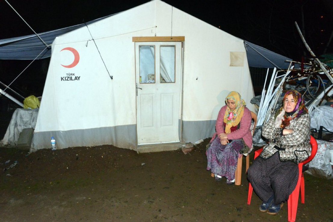 Hilali göğsüne çekenler..🇹🇷 Şehit askerimiz Müslüm Özdemir’in şehadet haberi depremzede ailesine ulaştı. 8 Şehit. Acı içinde acı..