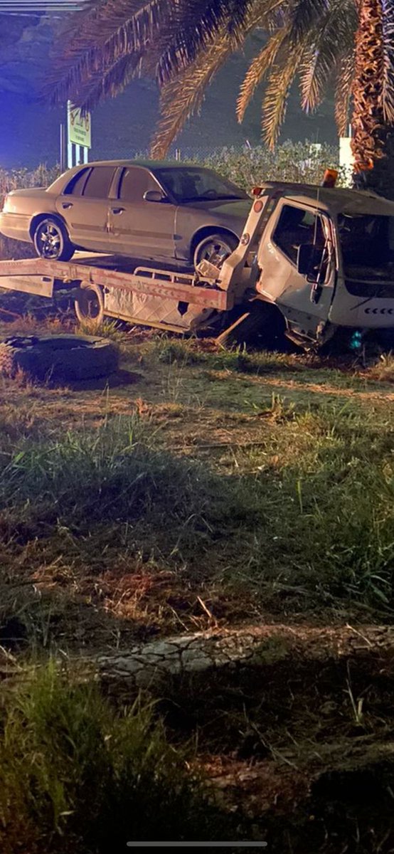 hareqnews's tweet photo. حادث لسيارة"دينا سطحة" أثناء نزولها مع نزلة طريق نعام قبل فجر اليوم السبت ١-٧-١٤٤٥هـ ، حيث كانت السطحه محملة بسيارة،وأثناء نزولها لم يتمكن السائق من السيطرة عليها بعد تعليق الفرامل،لتتجه صوب المزرعة بعد عبورها للطريق العام،ونتج عن الحادث إصابة احد ركاب السطحة.
لا جديد يذكر ولا قديم يعاد،،حوادث كثيرة تكررت في نفس الموقع وبنفس الأسباب ولنفس سيارات النقل"الدينات والسيارات الكبيرة" ولا حلول نراها حتى الآن لمنع تكرارها،وسبق وأن تم طرح العديد من الحلول ومنها:-
١- منع السيارات الكبيرة وسيارات النقل "الدينات" من النزول.
٢- وضع جسور علوية في بداية الطريق من الجانبين وتوضع فيها لوحات تحذيرية؛توضح منع العبور ، ووضع كاميرات ترصد لرصد اي سيارة كبيرة عابرة من نفس الطريق.
٣- الاستعجال في تنفيذ الطريق الرئيسي والذي مخطط له أن ينزل مع شعيب الوجاة بمركز المفيجر أو ينزل جهة محافظة الحريق،وقد سبق لوزارة النقل والخدمات اللوجستية،الإعلان عن مناقصته قبل أربع سنوات.
٤- إيجاد طريق بديل للنزلة؛يكون انسيابي وانحداره خفيف،مع التأكيد على عدم المساس بالطريق الحالي والذي أحدث نقلة كبيرة للأهالي في حلهم وترحالهم،وأصبح الطريق الرئيسي الأسهل للوصول من وإلى العاصمة،علما بأن الإشكالية الحالية للطريق تكمن في نهايته جهة مركز نعام،وهي مسافة لا تتجاوز "١" كم.
٥- عمل مصدات قبل التقاء الطريق مع الطريق العام(طريق الحريق- حوطة بني تميم).
٦- النظر في وضع المطب الصناعي، فالكثير يرى بأنه غير مناسب؛ وقد يكون عائق في السيطرة على فرامل السيارة ويزيد من إنقلاب الشاحنات وعدم السيطرة عليها،وكل متر أثناء نزول السيارات تجاه الطريق العام يفرق في التحكم والسيطرة على فرامل المركبات.