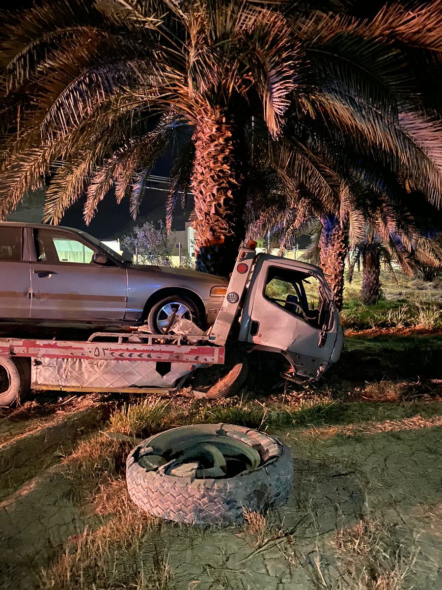 hareqnews's tweet photo. حادث لسيارة"دينا سطحة" أثناء نزولها مع نزلة طريق نعام قبل فجر اليوم السبت ١-٧-١٤٤٥هـ ، حيث كانت السطحه محملة بسيارة،وأثناء نزولها لم يتمكن السائق من السيطرة عليها بعد تعليق الفرامل،لتتجه صوب المزرعة بعد عبورها للطريق العام،ونتج عن الحادث إصابة احد ركاب السطحة.
لا جديد يذكر ولا قديم يعاد،،حوادث كثيرة تكررت في نفس الموقع وبنفس الأسباب ولنفس سيارات النقل"الدينات والسيارات الكبيرة" ولا حلول نراها حتى الآن لمنع تكرارها،وسبق وأن تم طرح العديد من الحلول ومنها:-
١- منع السيارات الكبيرة وسيارات النقل "الدينات" من النزول.
٢- وضع جسور علوية في بداية الطريق من الجانبين وتوضع فيها لوحات تحذيرية؛توضح منع العبور ، ووضع كاميرات ترصد لرصد اي سيارة كبيرة عابرة من نفس الطريق.
٣- الاستعجال في تنفيذ الطريق الرئيسي والذي مخطط له أن ينزل مع شعيب الوجاة بمركز المفيجر أو ينزل جهة محافظة الحريق،وقد سبق لوزارة النقل والخدمات اللوجستية،الإعلان عن مناقصته قبل أربع سنوات.
٤- إيجاد طريق بديل للنزلة؛يكون انسيابي وانحداره خفيف،مع التأكيد على عدم المساس بالطريق الحالي والذي أحدث نقلة كبيرة للأهالي في حلهم وترحالهم،وأصبح الطريق الرئيسي الأسهل للوصول من وإلى العاصمة،علما بأن الإشكالية الحالية للطريق تكمن في نهايته جهة مركز نعام،وهي مسافة لا تتجاوز "١" كم.
٥- عمل مصدات قبل التقاء الطريق مع الطريق العام(طريق الحريق- حوطة بني تميم).
٦- النظر في وضع المطب الصناعي، فالكثير يرى بأنه غير مناسب؛ وقد يكون عائق في السيطرة على فرامل السيارة ويزيد من إنقلاب الشاحنات وعدم السيطرة عليها،وكل متر أثناء نزول السيارات تجاه الطريق العام يفرق في التحكم والسيطرة على فرامل المركبات.