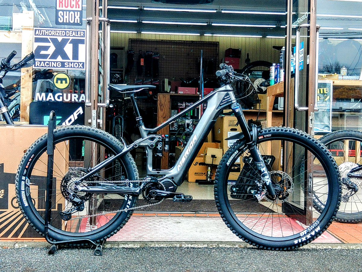 OVERRIDES_MTB's tweet photo. 本日の納車eONESIXTY9000、ORCカーボンハンドル等ちょっとカスタムです。当社ならではのカスタムも導入、刺激的なeBIKEライフを送って頂けます、納車時にブランキーのお話したらそれは是非欲しいと急遽取り付けとなりました、ありがとうございます❗
#MERIDA_eONESixty
#BRANCHY_PROTECTION
#OVERRIDES https://t.co/av5VKYpB1u