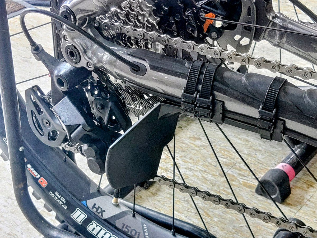 OVERRIDES_MTB's tweet photo. 本日の納車eONESIXTY9000、ORCカーボンハンドル等ちょっとカスタムです。当社ならではのカスタムも導入、刺激的なeBIKEライフを送って頂けます、納車時にブランキーのお話したらそれは是非欲しいと急遽取り付けとなりました、ありがとうございます❗
#MERIDA_eONESixty
#BRANCHY_PROTECTION
#OVERRIDES https://t.co/av5VKYpB1u