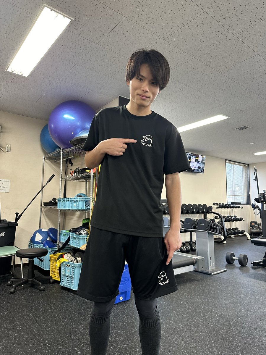 ウエイトルームで自身の自主トレウェアを身につけ、トレーニングを行っ