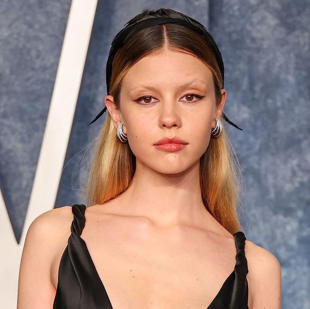 Poo_Crave's tweet photo. Mia Goth reportedly punched her waitress at Nobu Newport Beach. 

“They refused to make her bangers and mash” said an onlooker. https://t.co/VQbkCXLTso