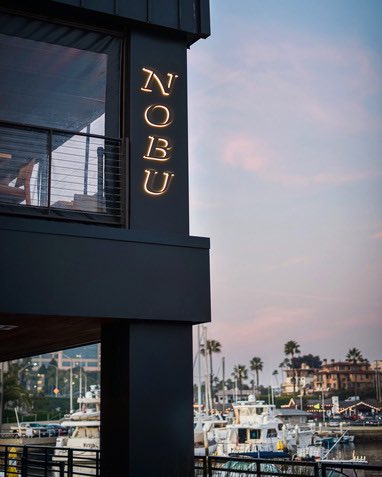 Poo_Crave's tweet photo. Mia Goth reportedly punched her waitress at Nobu Newport Beach. 

“They refused to make her bangers and mash” said an onlooker. https://t.co/VQbkCXLTso
