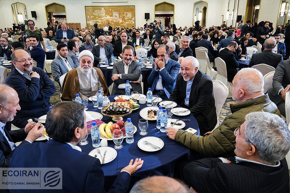 Mizpodcast's tweet photo. طوری که امریکا نسخه ایران را پیچید در یک عکس! https://t.co/0BvRjVL1ay