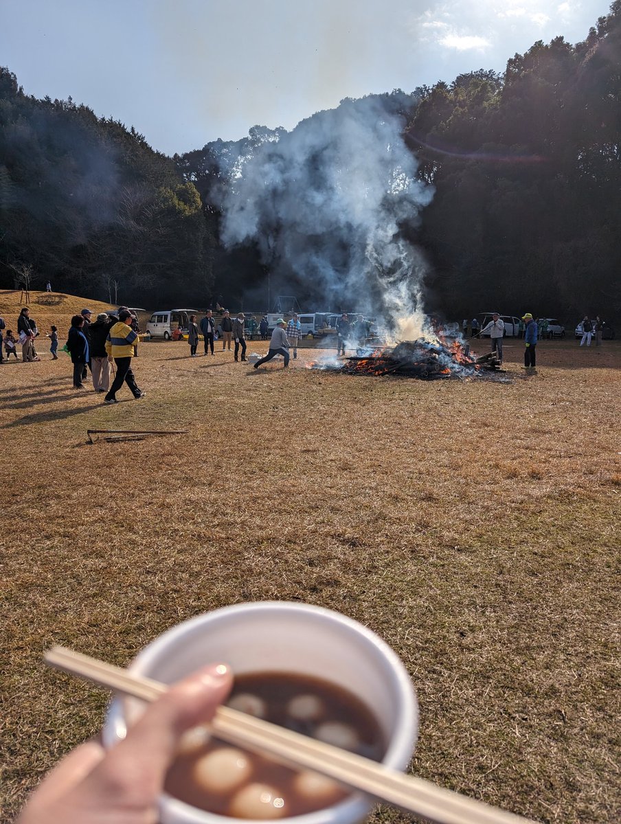 kozy_webcreater's tweet photo. なんと、今日はパソコン購入サポートをご依頼いただいた方からのお誘いで、どんど焼きに参加🎍門松を始末したり、ぜんざいを頂いたり😋オンラインでは味わうことのできない、人との温かみを感じました。消防車も来ており、しれっと消火器訓練をさせてもらいました❗#基山町 #パソコンサポート #佐賀県 https://t.co/HR9vtLTRLX