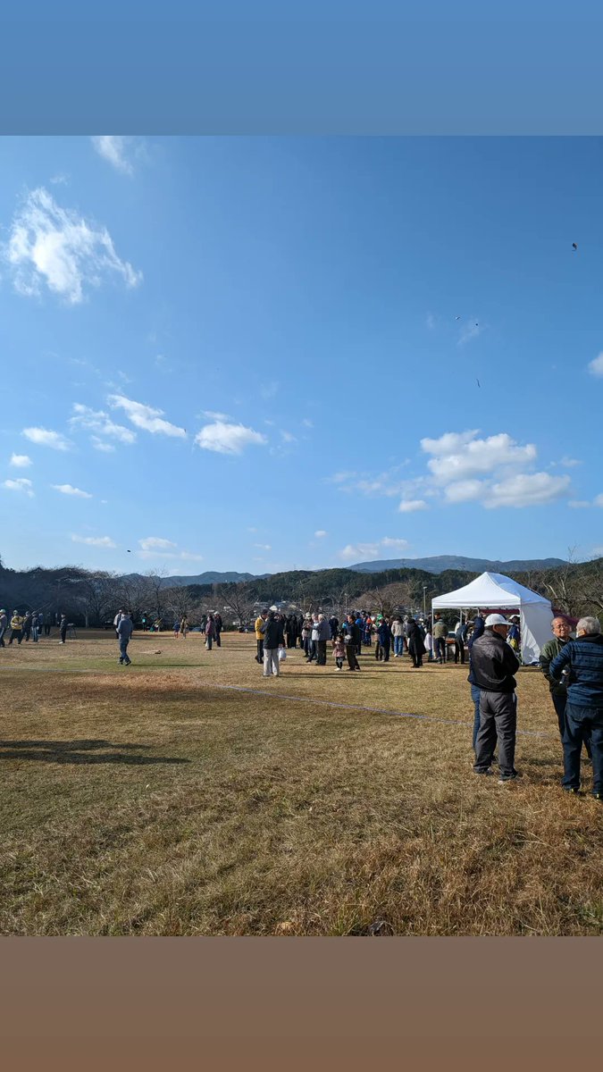 kozy_webcreater's tweet photo. なんと、今日はパソコン購入サポートをご依頼いただいた方からのお誘いで、どんど焼きに参加🎍門松を始末したり、ぜんざいを頂いたり😋オンラインでは味わうことのできない、人との温かみを感じました。消防車も来ており、しれっと消火器訓練をさせてもらいました❗#基山町 #パソコンサポート #佐賀県 https://t.co/HR9vtLTRLX