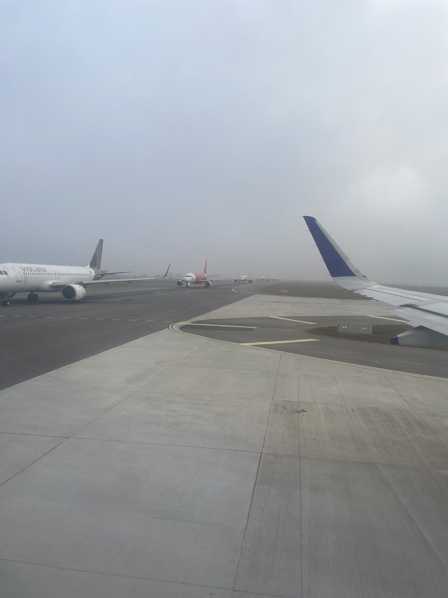 swannyawnin's tweet photo. Bangalore me runway pe bhi traffic lagta hai. 40 minutes of just taxiing (runway 2 ko thoda aur dur bana lete), 8 planes took off before mine, 5 landings in between, and 11 queued up on the shoulder after us, all in quick succession. I really wonder what it’s like in LHR or JFK. https://t.co/kFbkvzNDo5