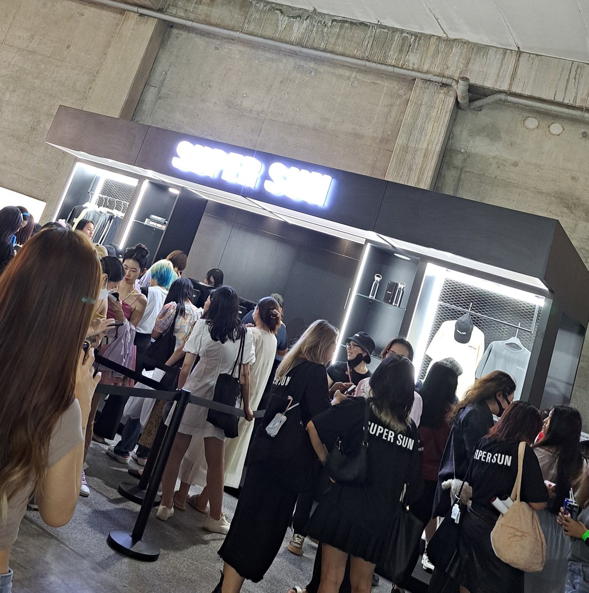 mmjjskn's tweet image. รีวิวจะนัดเจอใครหน้าคอน #DMDLAND2
: คุณใส่เสื้อสีอะไรคะ?
: เราใส่เสื้อซุปเปอร์ซันค่ะ

หน้าคอน Be like :