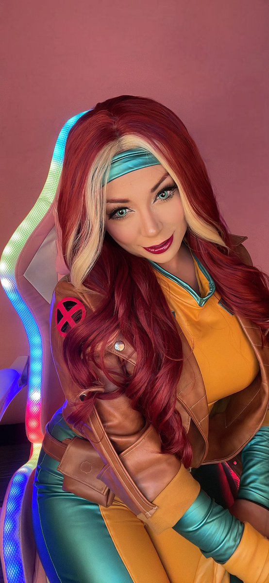 atenea cosplay tweet media