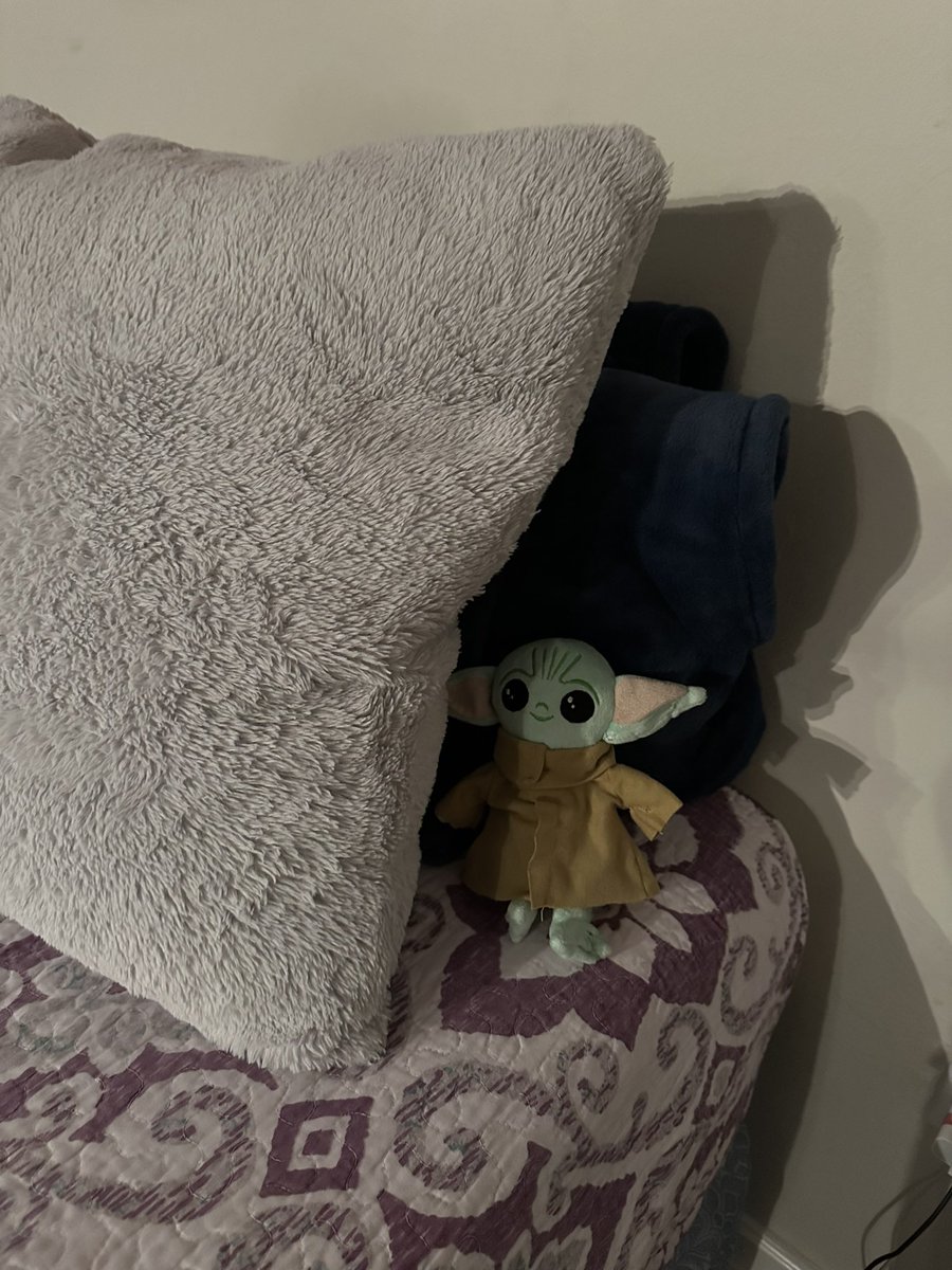 esmyrobledo's tweet photo. Ese peluchito se lo di para que no me extrañara y siempre lo tiene ahí en la cama 🥺🥺🥺 https://t.co/2dtzZkB3F0