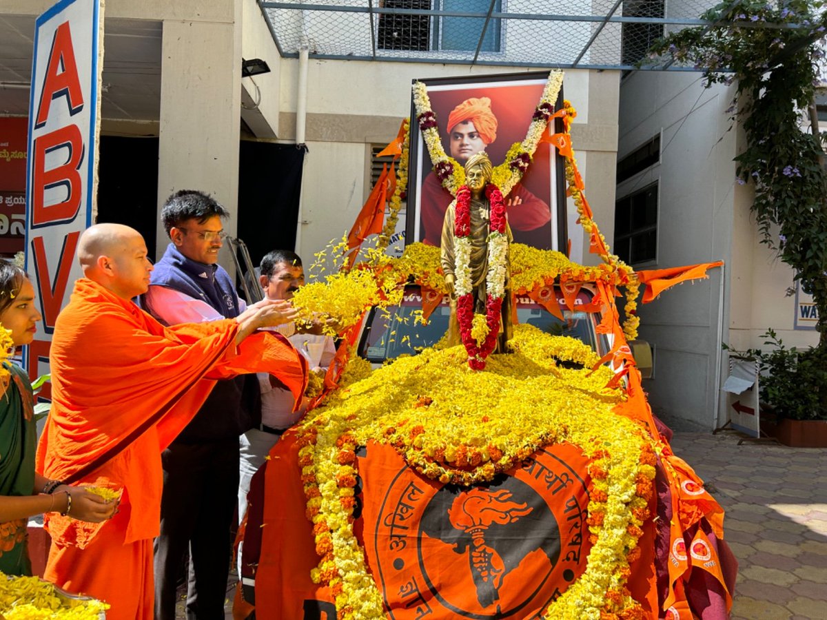 ABVPMysuru's tweet photo. ಅಖಿಲ ಭಾರತೀಯ ವಿದ್ಯಾರ್ಥಿ ಪರಿಷತ್ ಮೈಸೂರು ಮಹಾನಗರ ವತಿಯಿಂದ ಸಿಡಿಲಸಂತ ಸ್ವಾಮಿ ವಿವೇಕಾನಂದರ 161ನೇ ಜಯಂತಿ ಅಂಗವಾಗಿ ವಿವೇಕಯಾನ ಬೃಹತ್ ರಥಯಾತ್ರೆ ಯನ್ನು ಹಮ್ಮಿಕೊಳ್ಳಲಾಗಿತ್ತು ರಥಯಾತ್ರೆಯೂ ಮೈಸೂರು ನಗರದ ಪ್ರಮುಖಭೀದಿಗಳಲ್ಲಿ ಸಂಚರಿಸಿ ಗೋಪಾಲಸ್ವಾಮಿ ಶಿಶುವಿಹಾರ ಆವರಣದಲ್ಲಿ ಸಮಾರೋಪ ಸಮಾರಂಭವು ಯಶಸ್ವಿಯಾಗಿ ನಡೆಯಿತು...

#ABVPMYSURU https://t.co/1uJuNqL9Pp