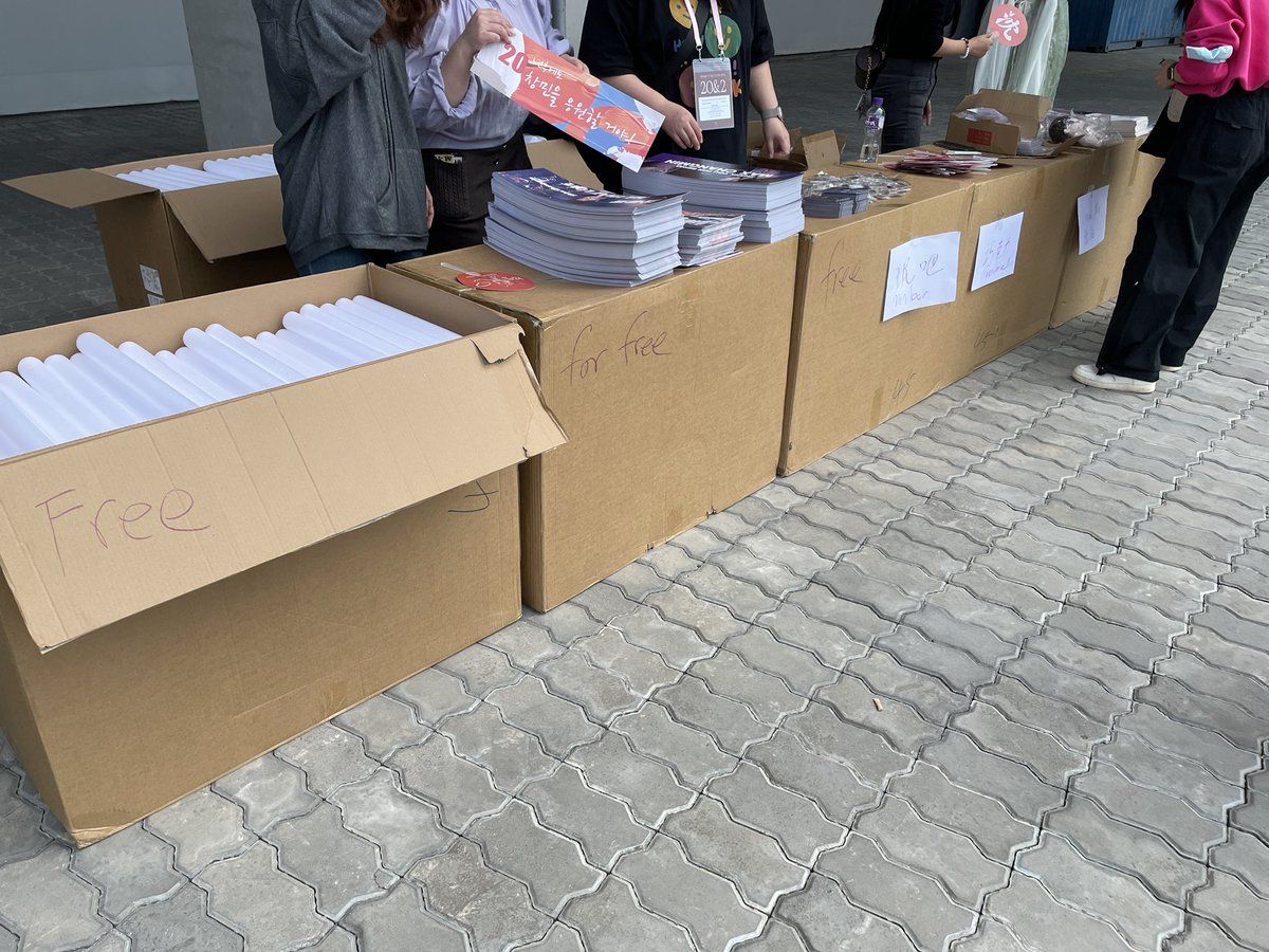 We r distributing complimentary fansupporting gift in front of Asiaworld-expo now. 
Ticket stub x 1000
Badge x 800
Banner x 1000

Please come and catch us！

We also have 4 Rollup banner stand outside for you to take pictures.  

Special thx to <a href="/_MAXoo__/">맥주🍺</a> for picture authorization