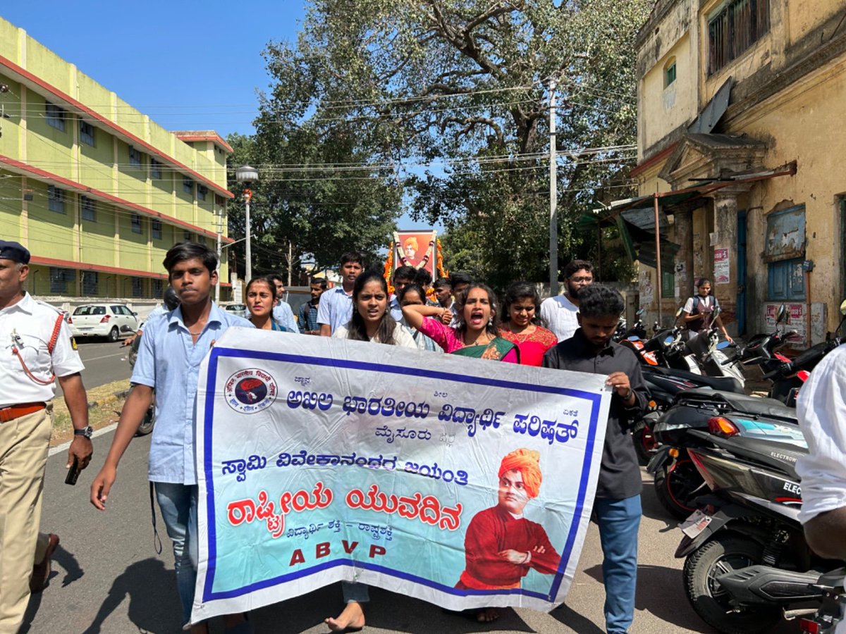 ABVPMysuru's tweet photo. ಅಖಿಲ ಭಾರತೀಯ ವಿದ್ಯಾರ್ಥಿ ಪರಿಷತ್ ಮೈಸೂರು ಮಹಾನಗರ ವತಿಯಿಂದ ಸಿಡಿಲಸಂತ ಸ್ವಾಮಿ ವಿವೇಕಾನಂದರ 161ನೇ ಜಯಂತಿ ಅಂಗವಾಗಿ ವಿವೇಕಯಾನ ಬೃಹತ್ ರಥಯಾತ್ರೆ ಯನ್ನು ಹಮ್ಮಿಕೊಳ್ಳಲಾಗಿತ್ತು ರಥಯಾತ್ರೆಯೂ ಮೈಸೂರು ನಗರದ ಪ್ರಮುಖಭೀದಿಗಳಲ್ಲಿ ಸಂಚರಿಸಿ ಗೋಪಾಲಸ್ವಾಮಿ ಶಿಶುವಿಹಾರ ಆವರಣದಲ್ಲಿ ಸಮಾರೋಪ ಸಮಾರಂಭವು ಯಶಸ್ವಿಯಾಗಿ ನಡೆಯಿತು...

#ABVPMYSURU https://t.co/mKtP5rDXQQ