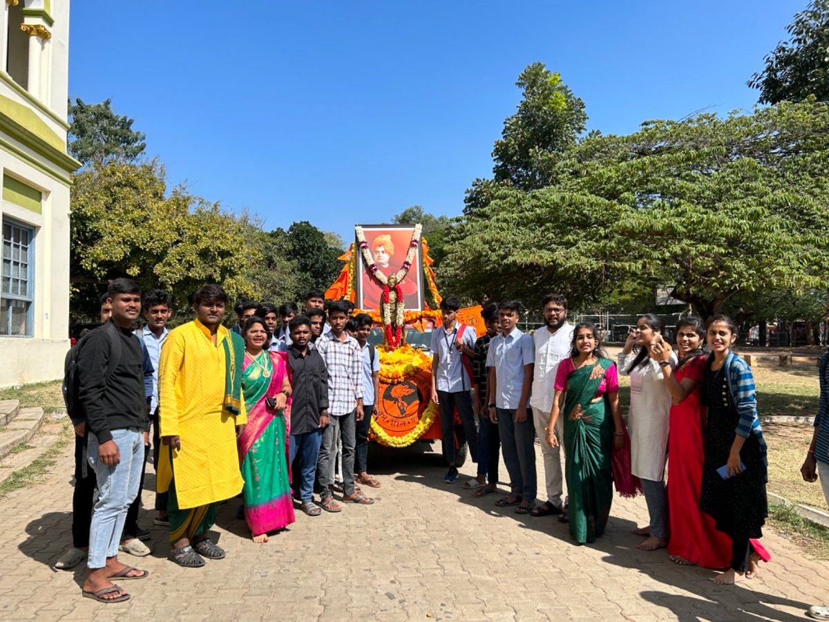 ABVPMysuru's tweet photo. ಅಖಿಲ ಭಾರತೀಯ ವಿದ್ಯಾರ್ಥಿ ಪರಿಷತ್ ಮೈಸೂರು ಮಹಾನಗರ ವತಿಯಿಂದ ಸಿಡಿಲಸಂತ ಸ್ವಾಮಿ ವಿವೇಕಾನಂದರ 161ನೇ ಜಯಂತಿ ಅಂಗವಾಗಿ ವಿವೇಕಯಾನ ಬೃಹತ್ ರಥಯಾತ್ರೆ ಯನ್ನು ಹಮ್ಮಿಕೊಳ್ಳಲಾಗಿತ್ತು ರಥಯಾತ್ರೆಯೂ ಮೈಸೂರು ನಗರದ ಪ್ರಮುಖಭೀದಿಗಳಲ್ಲಿ ಸಂಚರಿಸಿ ಗೋಪಾಲಸ್ವಾಮಿ ಶಿಶುವಿಹಾರ ಆವರಣದಲ್ಲಿ ಸಮಾರೋಪ ಸಮಾರಂಭವು ಯಶಸ್ವಿಯಾಗಿ ನಡೆಯಿತು...

#ABVPMYSURU https://t.co/mKtP5rDXQQ