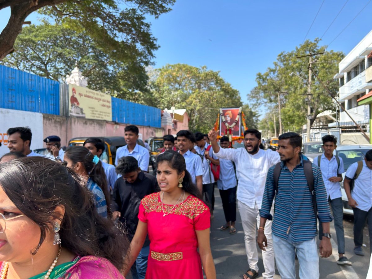 ABVPMysuru's tweet photo. ಅಖಿಲ ಭಾರತೀಯ ವಿದ್ಯಾರ್ಥಿ ಪರಿಷತ್ ಮೈಸೂರು ಮಹಾನಗರ ವತಿಯಿಂದ ಸಿಡಿಲಸಂತ ಸ್ವಾಮಿ ವಿವೇಕಾನಂದರ 161ನೇ ಜಯಂತಿ ಅಂಗವಾಗಿ ವಿವೇಕಯಾನ ಬೃಹತ್ ರಥಯಾತ್ರೆ ಯನ್ನು ಹಮ್ಮಿಕೊಳ್ಳಲಾಗಿತ್ತು ರಥಯಾತ್ರೆಯೂ ಮೈಸೂರು ನಗರದ ಪ್ರಮುಖಭೀದಿಗಳಲ್ಲಿ ಸಂಚರಿಸಿ ಗೋಪಾಲಸ್ವಾಮಿ ಶಿಶುವಿಹಾರ ಆವರಣದಲ್ಲಿ ಸಮಾರೋಪ ಸಮಾರಂಭವು ಯಶಸ್ವಿಯಾಗಿ ನಡೆಯಿತು...

#ABVPMYSURU https://t.co/mKtP5rDXQQ