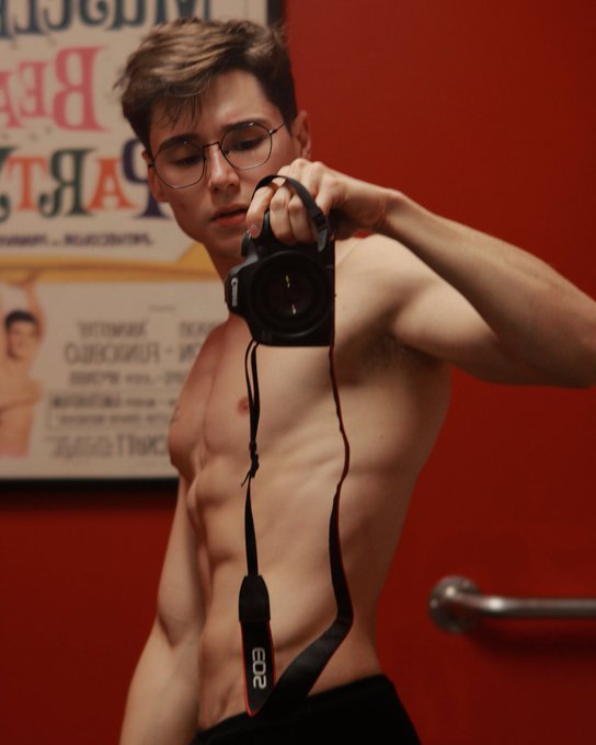 It&rsquo;s honestly kind of shocking I&rsquo;ve not had sex in this bathroom https://t.co/f6yzZWVi7b