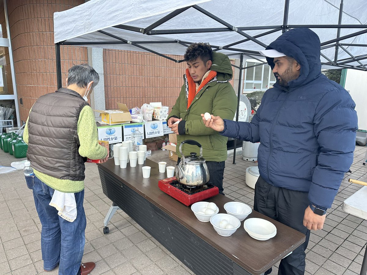 AneesReisu's tweet photo. Volunteers of Humanity First are continuously engaged in serving mankind. Nowadays, during the severe cold&amp;snowy season, @HFI1995 is serving hot food with boiled eggs and tea to the 2024 Noto Peninsula Earthquake survivors .

#輪島高校 #能登半島地震2024 #ボランティア活動 https://t.co/w4IPxmnG6S