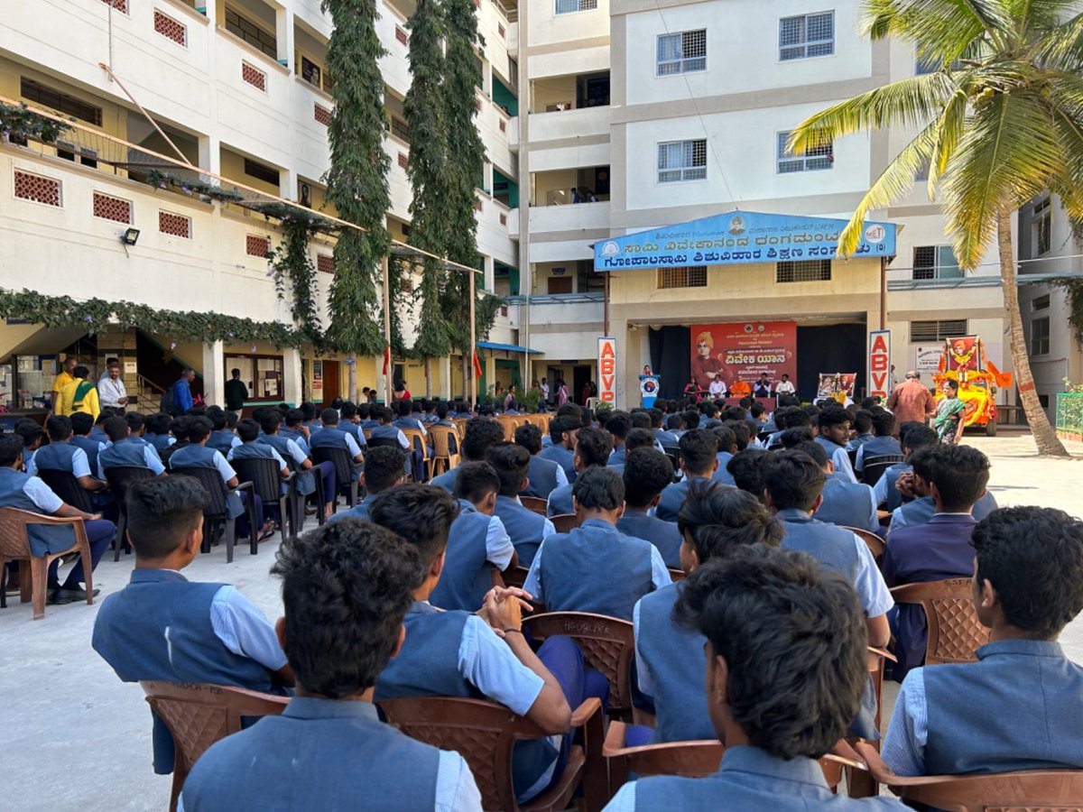 ABVPMysuru's tweet photo. ಅಖಿಲ ಭಾರತೀಯ ವಿದ್ಯಾರ್ಥಿ ಪರಿಷತ್ ಮೈಸೂರು ಮಹಾನಗರ ವತಿಯಿಂದ ಸಿಡಿಲಸಂತ ಸ್ವಾಮಿ ವಿವೇಕಾನಂದರ 161ನೇ ಜಯಂತಿ ಅಂಗವಾಗಿ ವಿವೇಕಯಾನ ಬೃಹತ್ ರಥಯಾತ್ರೆ ಯನ್ನು ಹಮ್ಮಿಕೊಳ್ಳಲಾಗಿತ್ತು ರಥಯಾತ್ರೆಯೂ ಮೈಸೂರು ನಗರದ ಪ್ರಮುಖಭೀದಿಗಳಲ್ಲಿ ಸಂಚರಿಸಿ ಗೋಪಾಲಸ್ವಾಮಿ ಶಿಶುವಿಹಾರ ಆವರಣದಲ್ಲಿ ಸಮಾರೋಪ ಸಮಾರಂಭವು ಯಶಸ್ವಿಯಾಗಿ ನಡೆಯಿತು...

#ABVPMYSURU https://t.co/1uJuNqL9Pp