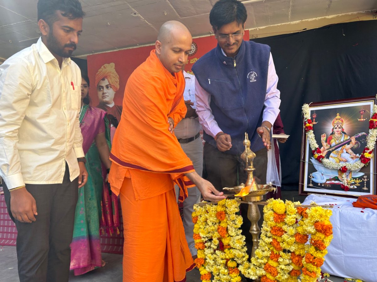 ABVPMysuru's tweet photo. ಅಖಿಲ ಭಾರತೀಯ ವಿದ್ಯಾರ್ಥಿ ಪರಿಷತ್ ಮೈಸೂರು ಮಹಾನಗರ ವತಿಯಿಂದ ಸಿಡಿಲಸಂತ ಸ್ವಾಮಿ ವಿವೇಕಾನಂದರ 161ನೇ ಜಯಂತಿ ಅಂಗವಾಗಿ ವಿವೇಕಯಾನ ಬೃಹತ್ ರಥಯಾತ್ರೆ ಯನ್ನು ಹಮ್ಮಿಕೊಳ್ಳಲಾಗಿತ್ತು ರಥಯಾತ್ರೆಯೂ ಮೈಸೂರು ನಗರದ ಪ್ರಮುಖಭೀದಿಗಳಲ್ಲಿ ಸಂಚರಿಸಿ ಗೋಪಾಲಸ್ವಾಮಿ ಶಿಶುವಿಹಾರ ಆವರಣದಲ್ಲಿ ಸಮಾರೋಪ ಸಮಾರಂಭವು ಯಶಸ್ವಿಯಾಗಿ ನಡೆಯಿತು...

#ABVPMYSURU https://t.co/MsyNHYu8Xf