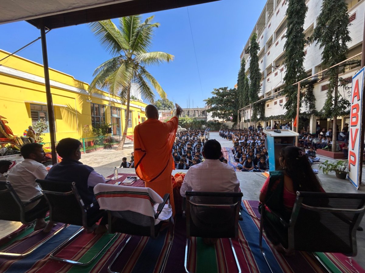 ABVPMysuru's tweet photo. ಅಖಿಲ ಭಾರತೀಯ ವಿದ್ಯಾರ್ಥಿ ಪರಿಷತ್ ಮೈಸೂರು ಮಹಾನಗರ ವತಿಯಿಂದ ಸಿಡಿಲಸಂತ ಸ್ವಾಮಿ ವಿವೇಕಾನಂದರ 161ನೇ ಜಯಂತಿ ಅಂಗವಾಗಿ ವಿವೇಕಯಾನ ಬೃಹತ್ ರಥಯಾತ್ರೆ ಯನ್ನು ಹಮ್ಮಿಕೊಳ್ಳಲಾಗಿತ್ತು ರಥಯಾತ್ರೆಯೂ ಮೈಸೂರು ನಗರದ ಪ್ರಮುಖಭೀದಿಗಳಲ್ಲಿ ಸಂಚರಿಸಿ ಗೋಪಾಲಸ್ವಾಮಿ ಶಿಶುವಿಹಾರ ಆವರಣದಲ್ಲಿ ಸಮಾರೋಪ ಸಮಾರಂಭವು ಯಶಸ್ವಿಯಾಗಿ ನಡೆಯಿತು...

#ABVPMYSURU https://t.co/MsyNHYu8Xf