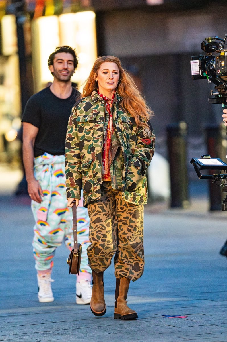 popcultureshub's tweet photo. Justin Baldoni and Blake Lively are seen on the set of 'It Ends with Us'. https://t.co/LtnTl3T2Hi