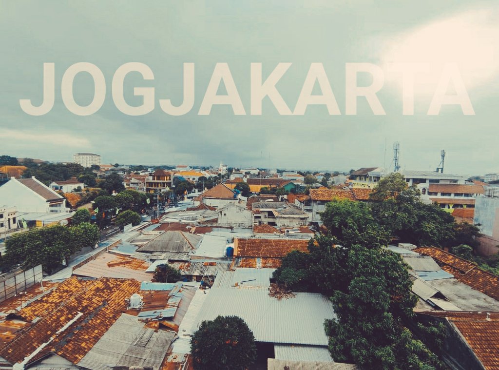 Tiap sudut Jogja, mengingatkanku kepadamu.
Pada tawa itu, wangi tubuhmu aku rindu. 
Kini semua pun berubah, kau telah pergi dan kuhadapi

'Jogja dan Kenangan' - <a href="/LangitsoreMusik/">langitsore.musik</a> <a href="/ArmanHarjo/">Arman Harjo</a>