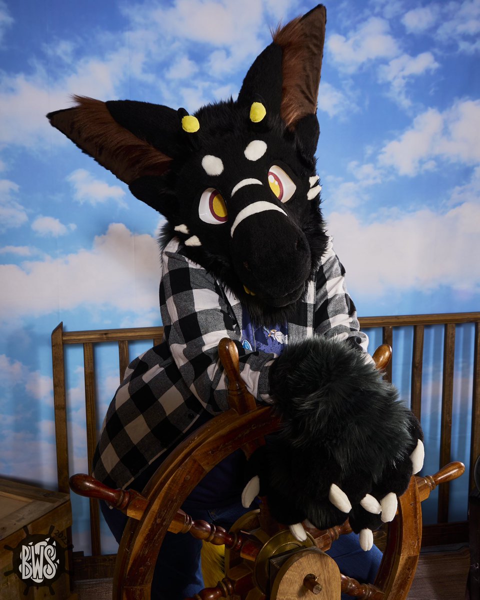Aren’t they just the sweetest captain you’ve ever seen?? 🖤💛

Happy #FursuitFriday!!

📸: @blackthornfoto

🧵: <a href="/Shwitcreations/">Shwit Fur Creations 🔜 FD</a>