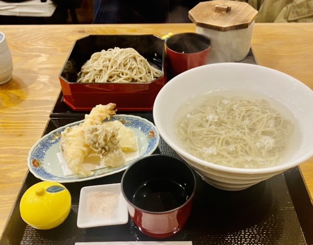 #ランチ  

近所のお蕎麦屋さんでランチ
釜揚げそばと天ぷら盛り合わせ
色白の十割蕎麦
ゆずの器の中はネギとワサビ

蕎麦屋さんで食べる揚げたての天ぷら美味しい