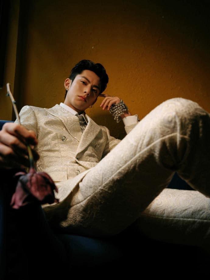 KWintwah's tweet photo. Last yr WeiboNight outfit
Feel so excited for this yr 
Can’t wait to see you My DiDi 🥹💜

#DylanWangxWeiboNight2023
#dylanwangmm #DylanWangMyanmar
#DylanWang #WangHeDi #王鹤棣 #ဝမ်ဟယ့်တိ https://t.co/9Fk1pPp6li