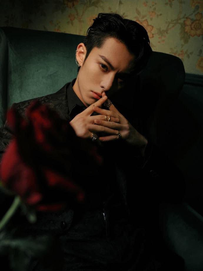 KWintwah's tweet photo. Last yr WeiboNight outfit
Feel so excited for this yr 
Can’t wait to see you My DiDi 🥹💜

#DylanWangxWeiboNight2023
#dylanwangmm #DylanWangMyanmar
#DylanWang #WangHeDi #王鹤棣 #ဝမ်ဟယ့်တိ https://t.co/9Fk1pPp6li