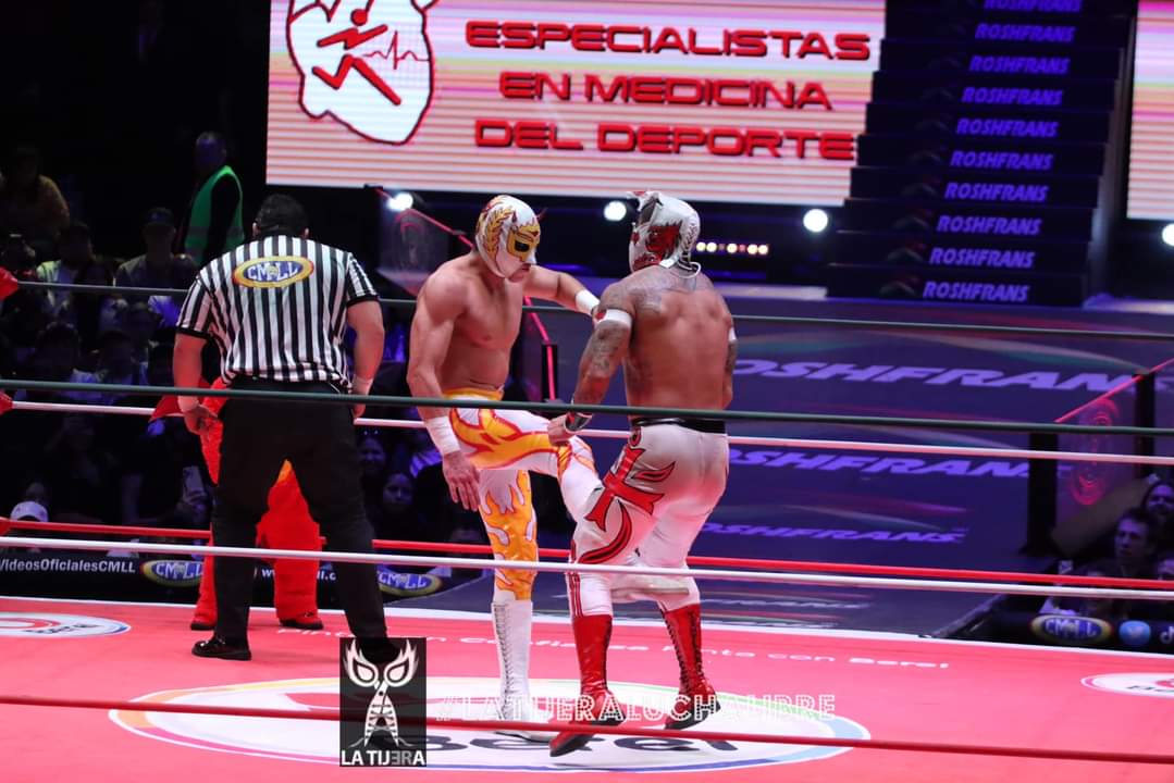 LaTijeraLucha's tweet photo. La lucha súper estelar del #ViernesVIP del #CMLL en la segunda parte de lo mejor de 2023, es el llamado clásico joven; donde @YoSoyTemplario se impone a @elsoberanojr al regresar un faul,gracias al apoyo de #KeMalito al distraer al referí, en lo que fue una batalla vertiginosa... https://t.co/oK1yNi1jAK
