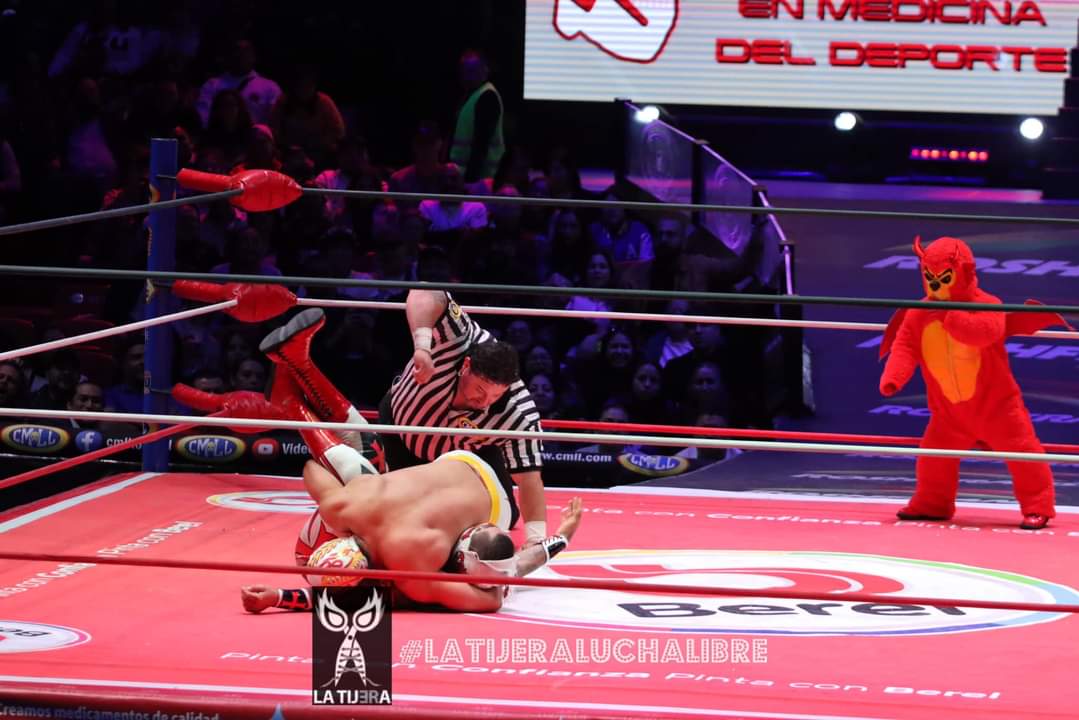 LaTijeraLucha's tweet photo. La lucha súper estelar del #ViernesVIP del #CMLL en la segunda parte de lo mejor de 2023, es el llamado clásico joven; donde @YoSoyTemplario se impone a @elsoberanojr al regresar un faul,gracias al apoyo de #KeMalito al distraer al referí, en lo que fue una batalla vertiginosa... https://t.co/oK1yNi1jAK