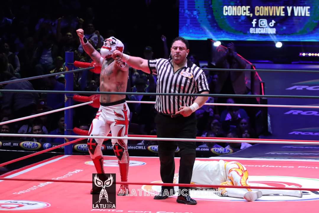 LaTijeraLucha's tweet photo. La lucha súper estelar del #ViernesVIP del #CMLL en la segunda parte de lo mejor de 2023, es el llamado clásico joven; donde @YoSoyTemplario se impone a @elsoberanojr al regresar un faul,gracias al apoyo de #KeMalito al distraer al referí, en lo que fue una batalla vertiginosa... https://t.co/oK1yNi1jAK