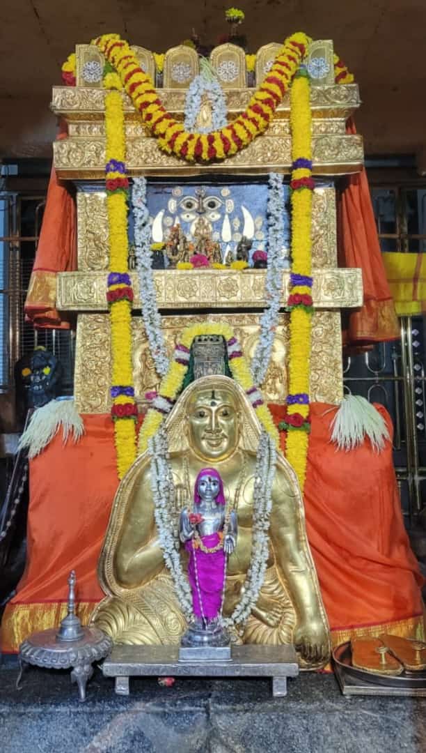 Jaggesh2's tweet photo. ಇಂದಿನ ರಾಯರ ಬೃಂದಾವನ ಅಲಂಕಾರ ದರ್ಶನ 🙏 https://t.co/jApnguckDw
