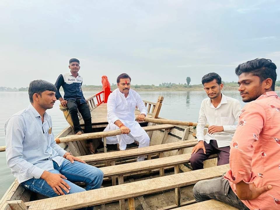 patil_abhijeet1's tweet photo. श्री विष्णुपद येथे श्री विठ्ठलाच्या (श्रीकृष्णाच्या) पादुकांचे दर्शन घेतले..
...२८ युगांपासून कर कटेवर ठेवून उभा असलेल्या विठुराया मार्गशीर्ष महिन्यात चंद्रभागेतील विष्णुपद मंदिरात वास्तव्याला असतात. तब्बल महिनाभर त्यांचा मुक्काम या विष्णुपद मंदिरात असतो..
#letpost
#विष्णुपद #विठ्ठल #मंदिर #दर्शन #vishnupad #Mandir #darshan