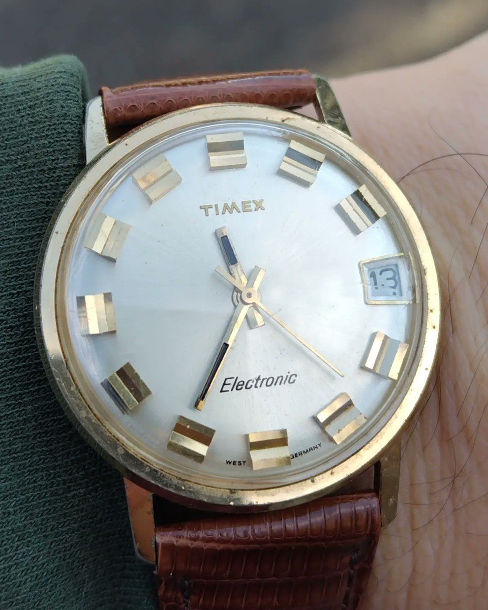 chronotron2's tweet photo. 近所のスーパーへ食料品の買い出し。今日はタイメックスの電磁テンプで。
電磁テンプだけどステップ運針。
#今日の時計 #タイメックス
#電磁テンプ #todayswatch #timex #electronicwatch #timexelectronic https://t.co/268URUBH5F